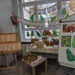 stół z gruszkami i produktami z gruszek