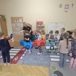 dzieci poruszają się po macie z jezdnią