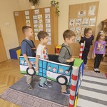 chłopcy stoją na macie z jezdnią