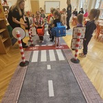 dzieci podczas symulacji ruchu drogowego