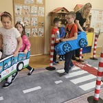 dzieci poruszają się po drodze na macie
