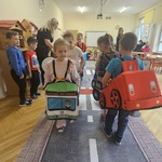 dzieci jako pojazdy jadą po macie