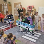dzieci podczas poruszania się po jezdni