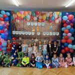 dzieci przebrane w balowe stroje