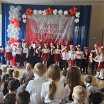 dzieci trzymają flagi Polski