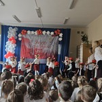 dzieci tańczą krakowiaka