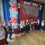 dzieci ubrane w ludowe stro
