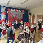 dzieci tańczą krakowiaka trzymając się za ramiona