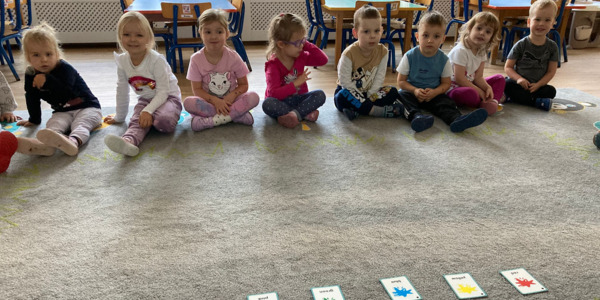 kolorowe karty przed dziećmi
