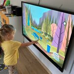 dziewczynka przy tablicy multimedialnej