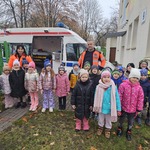 dzieci z ratownikami medycznymi przy karetce pogotowia
