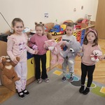 dzieci trzymają misie za łapki