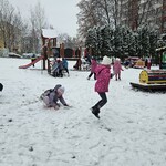 dzieci bawią się na śniegu