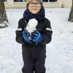 chłopiec trzyma śniegowego bałwana