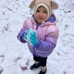 dziewczynka trzyma kulę ze śniegu