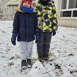 chłopcy ze śniegowym bałwanem