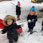 dzieci bawią się na placu