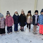 dziewczynki ze śniegowym bałwanem
