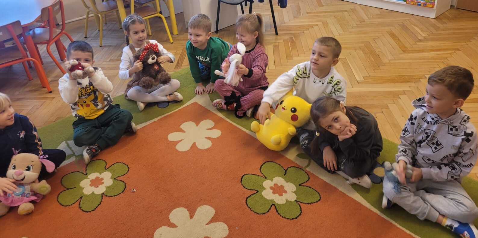 dzieci z pluszakami