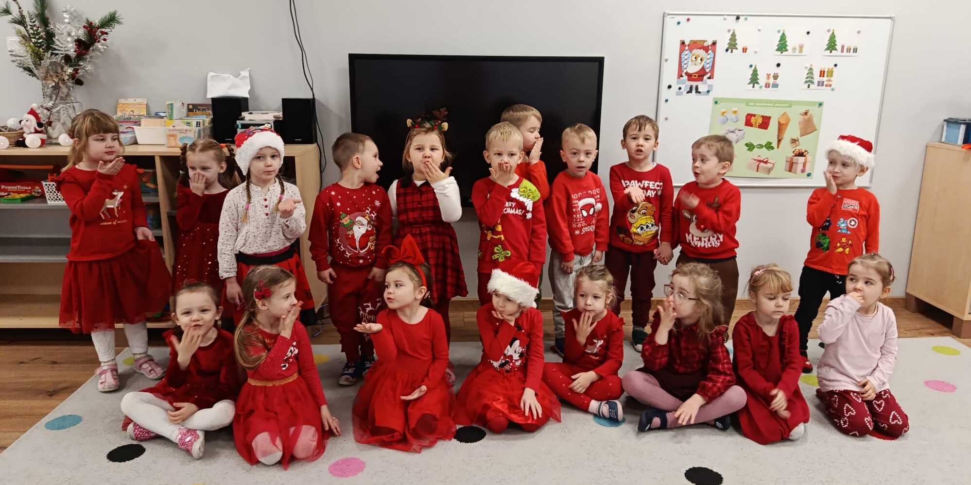 dzieci w czerwonych strojach