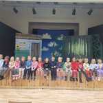 dzieci siedzą na scenie