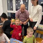 dziewczynka pokazuje kolorową bombkę