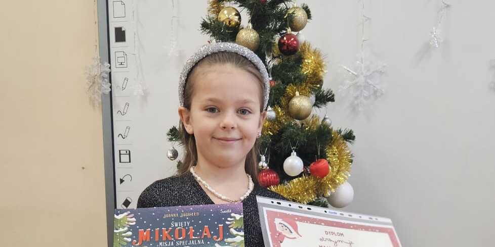 dziewczynka na tle choinki