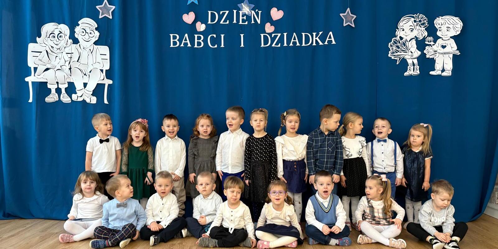 dzieci w eleganckich strojach