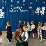 dzieci tańczą w parach