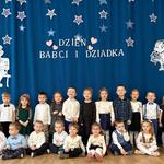 dzieci przy dekoracji