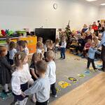 dzieci występują przed babciami i dziadkami