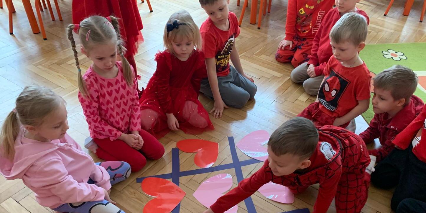dzieci w czerwonych strojach