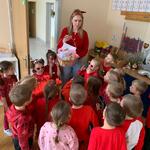 dzieci czekają na kartki walentynkowe