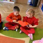 dzieci przekazują sobie papierowe serce