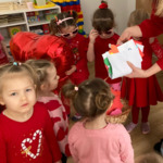 dzieci otrzymują kartki walentynkowe