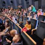 dzieci siedzą w teatrze