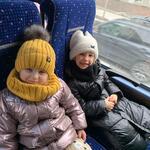 dziewczynki  siedzą w autokarze
