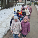 dzieci stoją na chodniku
