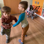 chłopcy tańczą w parze
