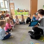 pani czyta dzieciom książkę