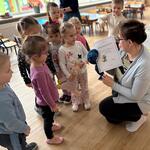 pani trzyma podziękowanie