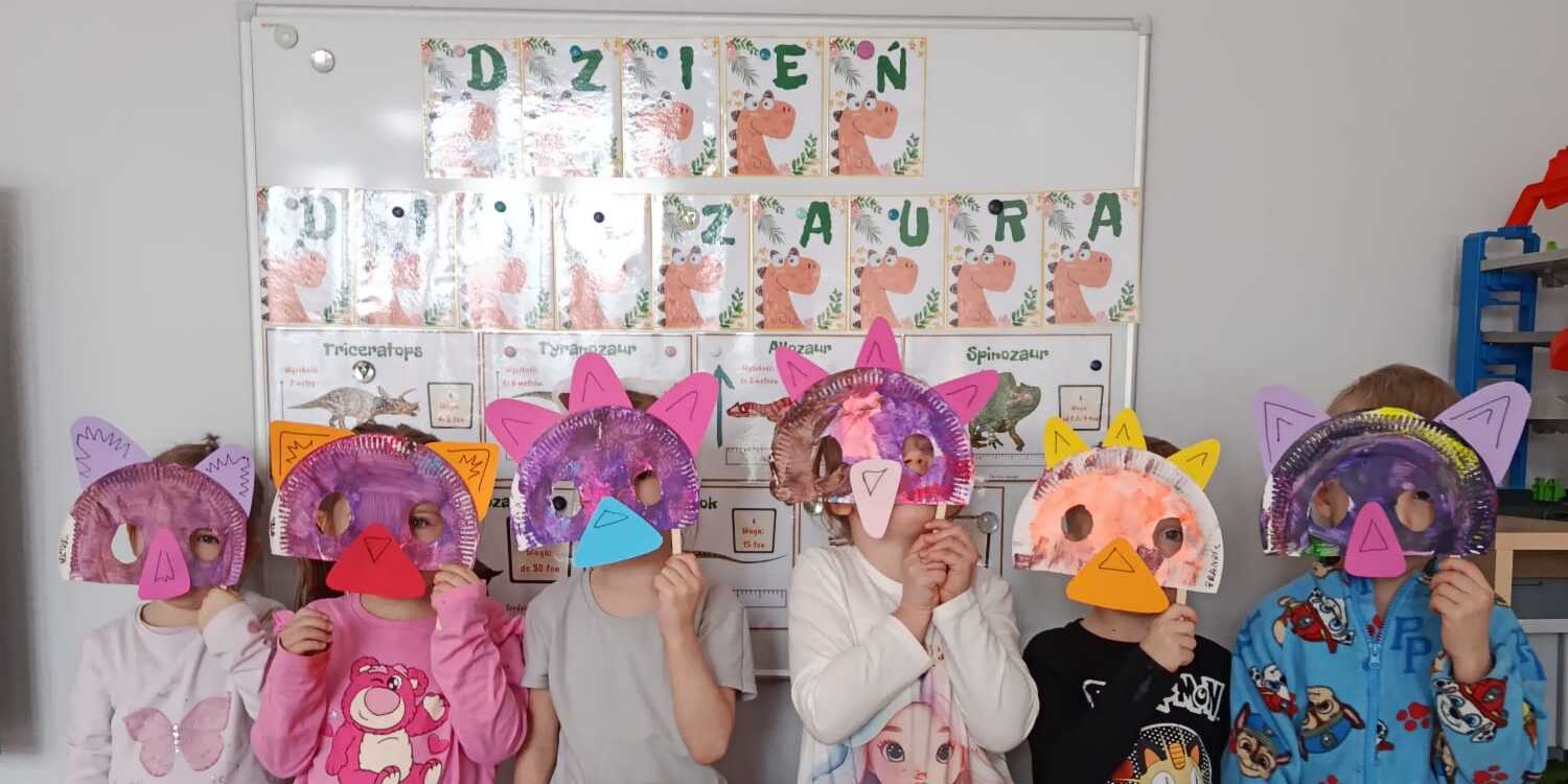 dzieci z maskami