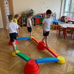 chłopcy idą po torze sensorycznym