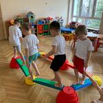 chłopcy na torze sensorycznym