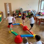 dziewczynki idą po torze sensorycznym