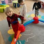 chłopcy poruszają się po torze sensorycznym