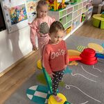 dziewczynki na torze sensorycznym