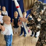 chłopiec czeka na pasowanie