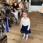 Pani Dyrektor podaje dłoń dziewczynce