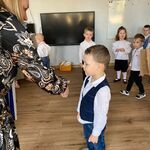 Pani Dyrektor podaje dłoń chłopcu